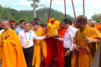 Các đại biểu tham gia đón rước xá lợi Đức Phật.