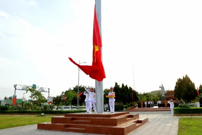 Lễ Thượng cờ trên đảo tiền tiêu Cô Tô trong sáng ngày 30/4.