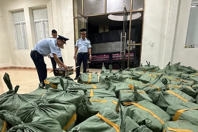 Số xúc xích không rõ nguồn gốc bị lực lượng Quản lý thị trường Quảng Ninh phát hiện, thu giữ và tiêu hủy.