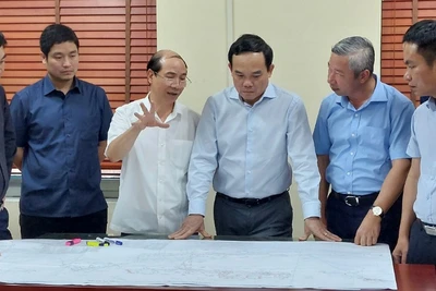 Lãnh đạo Tập đoàn Công nghiệp Than-Khoáng sản Việt Nam báo cáo với Phó Thủ tướng Trần Lưu Quang về sự cố tai nạn hầm lò.