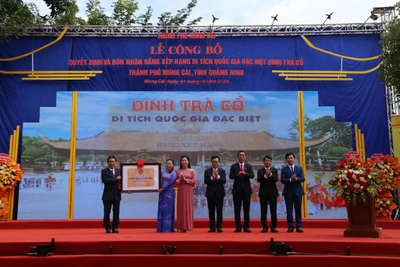 Lãnh đạo Bộ Văn hóa Thể thao và Du lịch trao Bằng xếp hạng Di tích Quốc gia đặc biệt đình Trà Cổ cho thành phố Móng Cái.