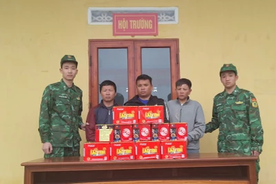 Các đối tượng cùng tang vật tại Đồn Biên phòng Trà Cổ.