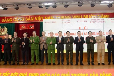 Lãnh đạo tỉnh và các sở, ngành bàn giao chức năng nhiệm vụ chụp hình lưu niệm.