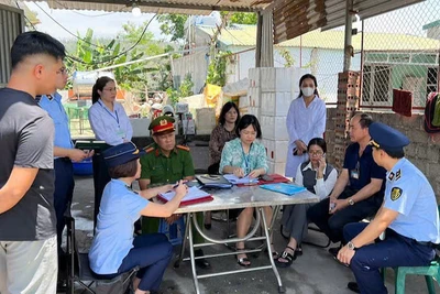 Lực lượng chức năng xử phạt hộ kinh doanh Trần Đức Lương ở Tổ 37B, Khu 4B, phường Hà Phong, thành phố Hạ Long.