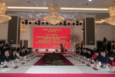 Quang cảnh buổi hội đàm giữa thành phố Móng Cái (Việt Nam) và thành phố Đông Hưng (Trung Quốc).