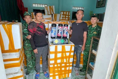 Các đối tượng cùng tang vật bị Đồn Biên phòng Bắc Sơn bắt giữ.