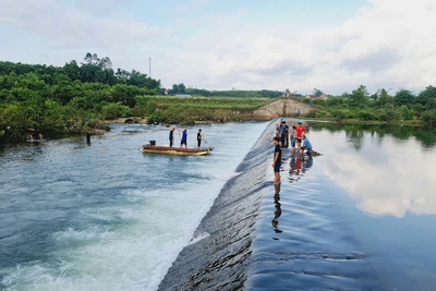 Các lực lượng chức năng tích cực tìm kiếm các nạn nhân.