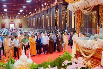 Lãnh đạo tỉnh Quảng Ninh cùng các ban, ngành của tỉnh và thành phố Uông Bí kiểm tra công tác chuẩn bị tại Cung Trúc Lâm Yên Tử trong sáng 24/5.