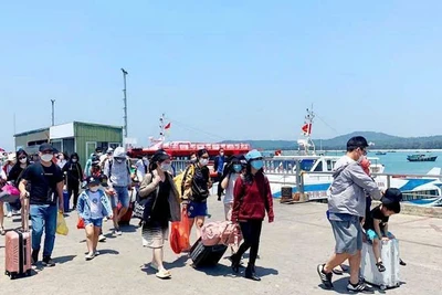 Du khách ra đảo Cô Tô tham quan, trải nghiệm ngày càng tăng mạnh.