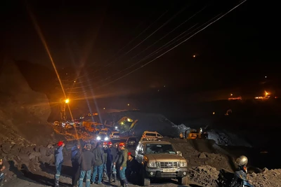 Lực lượng chức năng có mặt tại hiện trường chỉ đạo công tác cứu hộ, cứu nạn.