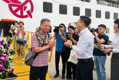 Lãnh đạo Sở văn hoá, Thể thao và Du lịch Quảng Ninh chào mừng du khách tàu biển đến Quảng Ninh trong ngày 30/4.