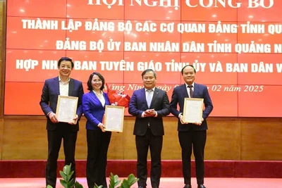 Đồng chí Vũ Đại Thắng, Bí thư Tỉnh ủy, trao quyết định thành lập Đảng bộ Các cơ quan Đảng tỉnh Quảng Ninh.