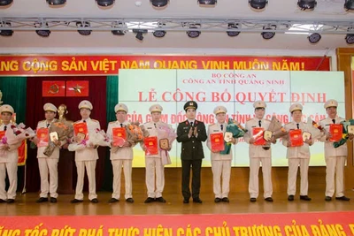 Lãnh đạo Công an tỉnh Quảng Ninh trao quyết định nghỉ hưu trước tuổi đối với 9 đồng chí là lãnh đạo Công an các đơn vị, địa phương.