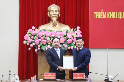 Bí thư Tỉnh ủy Quảng Ninh Nguyễn Xuân Ký thừa ủy quyền của Thủ Tướng Chính phủ trao Quyết định phê chuẩn đồng chí Nghiêm Xuân Cường giữ chức Phó Chủ tịch UBND tỉnh Quảng Ninh nhiệm kỳ 2021-2026.
