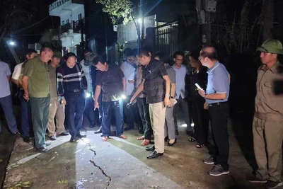 Lãnh đạo tỉnh Quảng Ninh trực tiếp chỉ đạo công tác di dời và khắc phục sự cố tại phường Quang Hanh, thành phố Cẩm Phả trong tối 11/9.