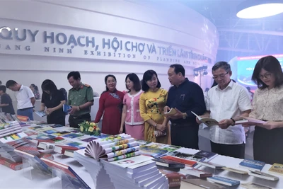 Các đại biểu tham quan gian trưng bày sách tại Thư viện tỉnh Quảng Ninh.