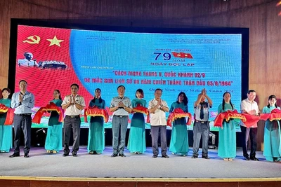 Các đại biểu cắt băng khai mạc Triển lãm.