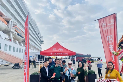 Lãnh đạo Sở du lịch Quảng Ninh và cảng tàu khách quốc tế Hạ Long chào mừng các du khách đến Hạ Long bằng đường biển trong ngày đầu của năm mới 2024.