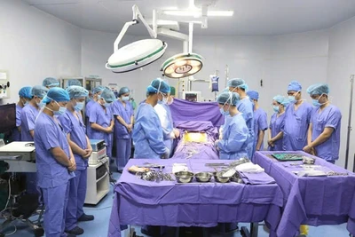 Ê-kíp y, bác sĩ tham gia lấy tạng và ghép thận tri ân người bệnh hiến tạng.