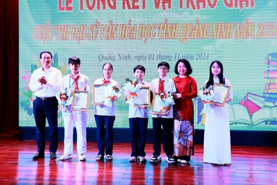 Ban tổ chức khen thưởng cho các cá nhân đạt giải cuộc thi Đại sứ Văn hóa đọc tỉnh Quảng Ninh.