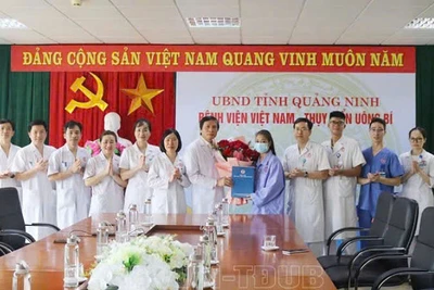 Người bệnh được ra viện trong niềm vui của tập thể y, bác sĩ và người nhà.