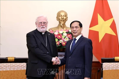 Bộ trưởng Ngoại giao Bùi Thanh Sơn tiếp Tổng Giám mục Paul Richard Gallagher, Bộ trưởng Ngoại giao Tòa thánh Vatican. (Ảnh: Lâm Khánh/TTXVN)