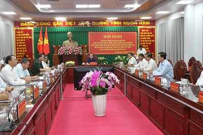 Đại biểu dự hội nghị tại điểm cầu trực tiếp, trực tuyến Tỉnh ủy Trà Vinh.