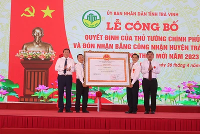 Đại diện lãnh đạo Huyện ủy, Ủy ban nhân dân huyện Trà Cú đón nhận Bằng công nhận đạt chuẩn nông thôn mới.