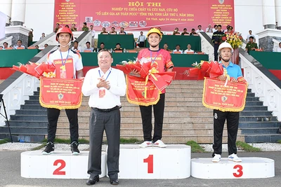 Đại diện các Tổ liên gia an toàn phòng cháy, chữa cháy các huyện Cầu Ngang, Châu Thành, Tiểu Cần nhận giải.