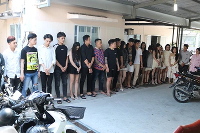 Các đối tượng dương tính với chất ma túy được mời về cơ quan công an làm việc.