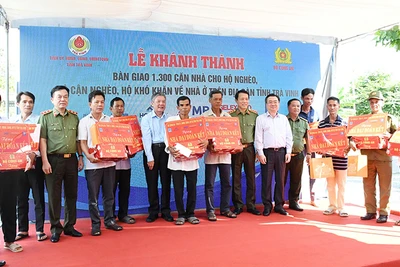 Bộ Công an phối hợp tổ chức lễ khánh thành, bàn giao 1.300 căn nhà ở cho hộ nghèo, cận nghèo tỉnh Trà Vinh.