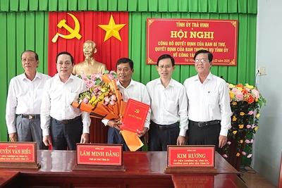 Đồng chí Kim Rương nhận các quyết định của Ban Bí thư Trung ương Đảng, Ban Thường vụ Tỉnh ủy Trà Vinh.