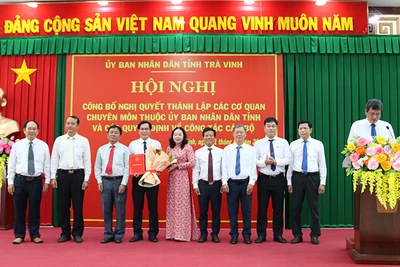 Lãnh đạo Sở Nông nghiệp và Môi trường tỉnh Trà Vinh nhận quyết định thành lập cơ quan.