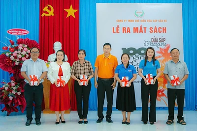 Đại diện các đơn vị nhận sách từ Công ty TNHH Chế biến dừa sáp Cầu Kè.