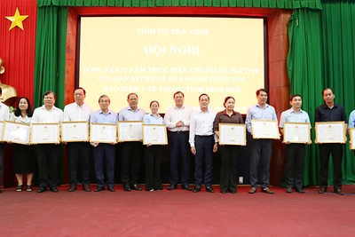 Đại diện các tập thể có thành tích xuất sắc trong công tác bảo hiểm y tế nhận Bằng khen của Ủy ban nhân dân tỉnh Trà Vinh