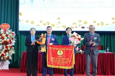 Thừa ủy quyền của Chủ tịch Tổng Liên đoàn Lao động Việt Nam, lãnh đạo Tập đoàn Công nghiệp cao-su Việt Nam và đại diện lãnh đạo Liên đoàn Lao động tỉnh Điện Biên trao Cờ thi đua tập thể lao động xuất sắc cho tập thể Công ty cổ phần cao-su Việt Nam. (Ảnh: TRUNG KIÊN)
