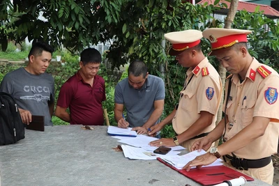 Lực lượng cảnh sát giao thông (Công an thành phố Điện Biên Phủ) yêu cầu lái xe khách ký cam kết bảo đảm trật tự an toàn giao thông.