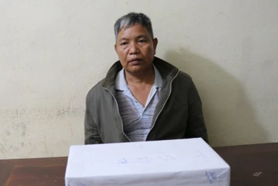 Đối tượng Lò Văn Bun cùng tang vật khi bị bắt giữ.