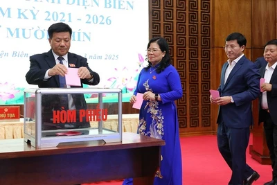 Đại biểu Hội đồng nhân dân tỉnh Điện Biên bỏ phiếu bầu Phó Chủ tịch Ủy ban nhân dân tỉnh đối với ông Lò Văn Cương.