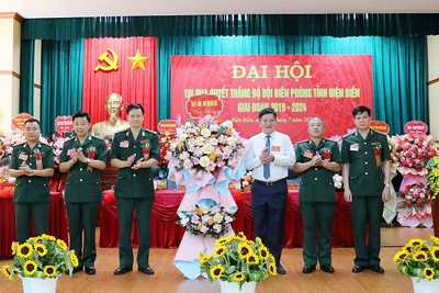 Đồng chí Lê Thành Đô, Chủ tịch Ủy ban nhân dân tỉnh Điện Biên tặng hoa chúc mừng Đại hội Thi đua quyết thắng của Bộ đội Biên phòng Điện Biên.