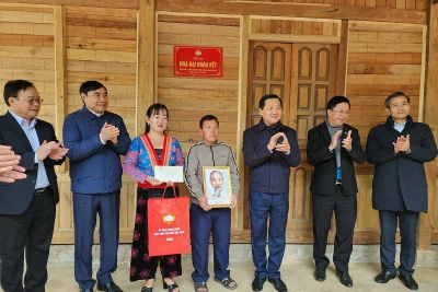 Phó Thủ tướng Chính phủ Lê Minh Khái cùng các đồng chí lãnh đạo tỉnh Điện Biên trao quà, gắn biển nhà Đại đoàn kết cho hộ nghèo tại huyện Nậm Pồ, tỉnh Điện Biên.