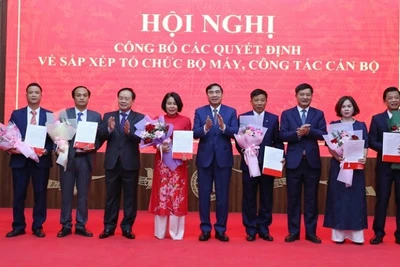 Các đồng chí lãnh đạo Tỉnh ủy, Ủy ban nhân dân tỉnh Điện Biên trao quyết định bổ nhiệm lãnh đạo Ban Tuyên giáo và Dân vận Tỉnh ủy cho các cá nhân.