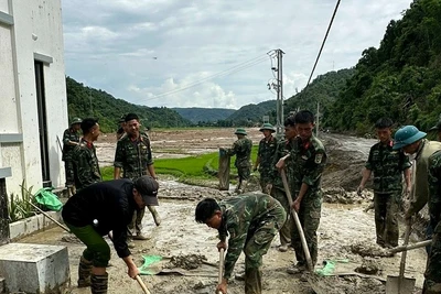 Chiến sĩ Bộ Chỉ huy quân sự tỉnh Điện Biên giúp nhân dân vùng lũ quét Mường Pồn, huyện Điện Biên khắc phục hậu quả thiên tai.