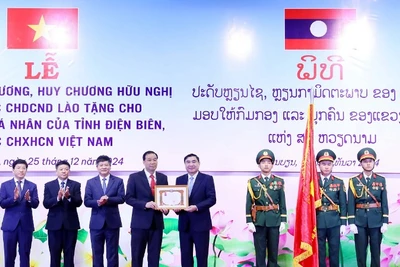 Thừa ủy quyền Chủ tịch nước Cộng hòa dân chủ nhân dân Lào, đồng chí Khăm Phoi Văn Nạ Sản, Bí thư, Tỉnh trưởng tỉnh Phongsaly trao Huân chương Hữu nghị tặng Đảng bộ, chính quyền, nhân dân các dân tộc tỉnh Điện Biên có thành tích, đóng góp trong phát triển kinh tế-xã hội tại tỉnh Phongsaly từ năm 2019 đến nay.