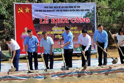 Các đồng chí lãnh đạo tỉnh Điện Biên và lãnh đạo huyện Điện Biên Đông động thổ, khởi công làm nhà Đại đoàn kết cho người nghèo xã Keo Lôm, huyện Điện Biên Đông.