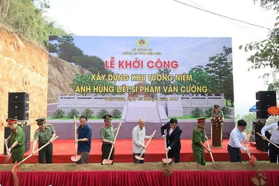 Các đồng chí lãnh đạo Tỉnh ủy , Ủy ban nhân dân, Ban Giám đốc Công an tỉnh Điện Biên cùng thân nhân gia đình liệt sĩ, nhân dân địa phương thực hiện nghi thức khởi công xây dựng khu tưởng niệm.