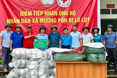 Lãnh đạo Công ty Cổ phần cao su Điện Biên trao lương thực, đồ dùng thiết yếu hỗ trợ người dân bị thiệt hại do lũ quét Mường Pồn.