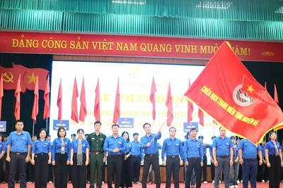Anh Đặng Thành Huy, Bí thư Tỉnh đoàn Điện Biên thực hiện nghi thức khởi động Chiến dịch Thanh niên tình nguyện hè năm 2025. 