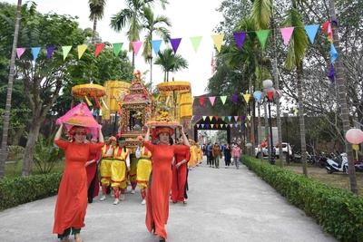 Nghi thức rước kiệu dâng lễ trong Lễ khai hội Thành Bản Phủ.