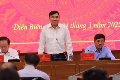 Đồng chí Trần Quốc Cường, Ủy viên Trung ương Đảng, Bí thư Tỉnh ủy Điện Biên, chỉ đạo tại cuộc họp.